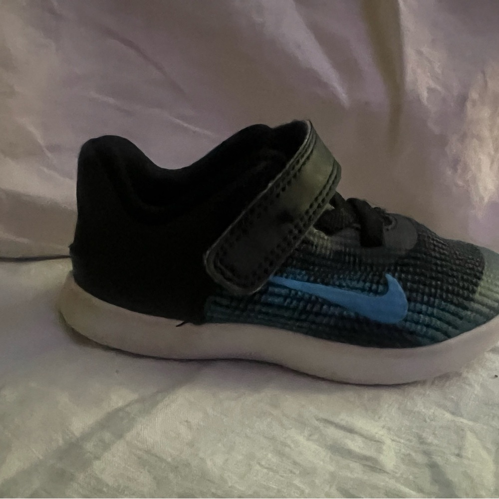 Nike Toddler Blue & Black Flex size 6c, excellent preowned condition